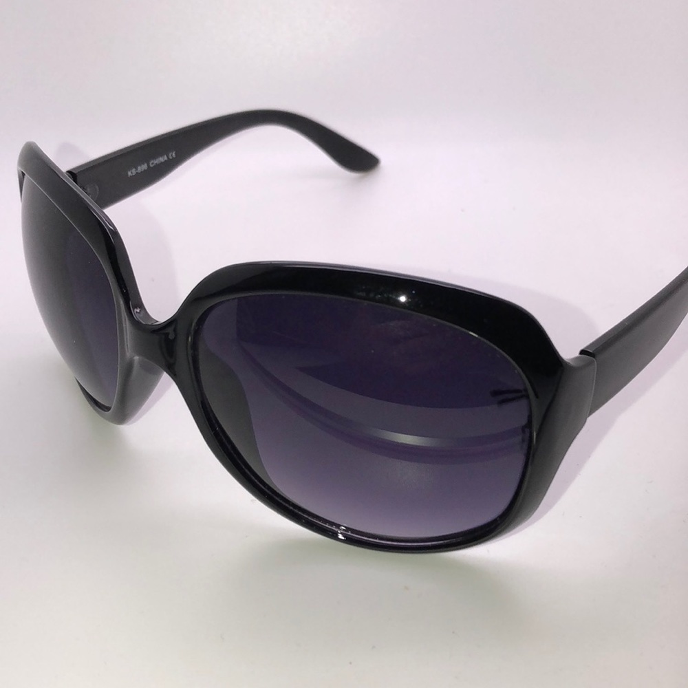 Woman’s oversized sunglasses